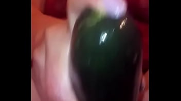 Madura vuelve lo hace  se masturba con un pepino a escondida.