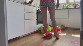 Sneaker-Girl Amanda - Beachball Stresstest with feet and butt
