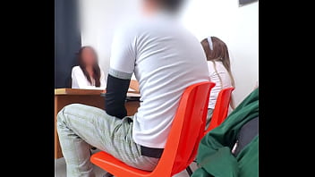 MAESTRA MEXICANA Poniendo Examen Extraordinario a Estudiantes en el sal&oacute_n! HAY OTRA Manera de Pasar MAESTRA? Les pide Cuerpo para pasar la Materia!