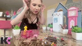 Unaware Giantess Discovers Her Taste for Screaming & Fighting Tinies!