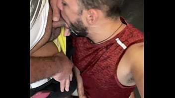 orgia de sexo gay latino s&oacute_ desconhecidos, sem camisinha no banheiro da Rodovi&aacute_ria. - Ep03