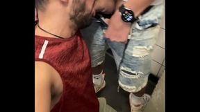 orgia de sexo gay latino s&oacute_ desconhecidos, sem camisinha no banheiro da Rodovi&aacute_ria. - Ep03