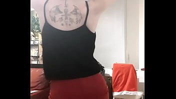 Une petite danse ! Qu&#039_importe ma tenue j&#039_adore &ccedil_a !