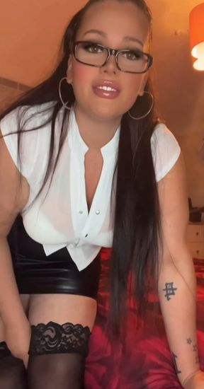 Saucy Curvy Secretary Lola edges her pussyb & fingers her butthole