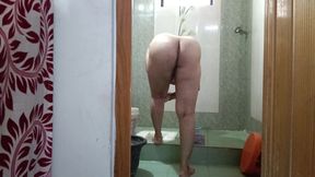 Desi Aunty Shaving for Pussy Fucking Before Cleaning Pussy