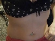 Le mie tettone con un bel reggiseno nero e un paio di short
