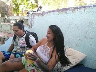 me pone muy cachonda follar al aire libre mientras pasan los vecinos