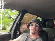 Conductor Uber masturba en su coche su enorme polla mientras un extraño se acerca a mamarlo