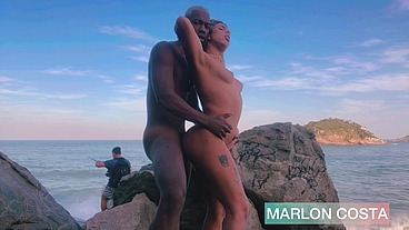 Levei A Safadinha Do Forró pra praia de nudismo no Rio de Janeiro e meti pau nessa gostosa