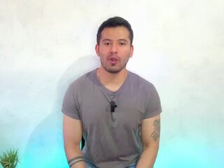Vaquero Ranchero le rellena el culo a jovencito a pelo en los baños del salon de la fiesta! relato