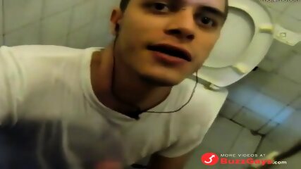 No banheiro da facul