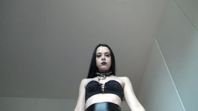 THE GIANTESS DIVINE FEET