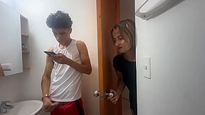 Sexo Duro In Descubro Que Mi Hijastro Es Un Adicto A Masturbarse Y Yo Le Ayudo A Quitarle Las Ganas Con Mi Sabroso Culo