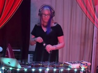 AnnaCentauri Hawt DJ Dance