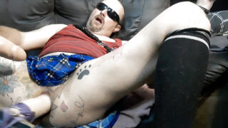 Masturbare, dur, futai, dublă penetrare, rochie – videoclip solo cu o curvă gay travestită amator tatuată care se masturbează cu un dildo