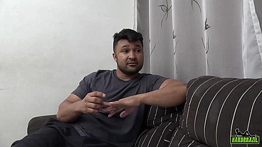 Os dois Amigos Loupan e Ander Hulk estavam na sala quando a gostosa da vizinha Mirella Mansur veio pedir açúcar e saiu de lá adoçada pelos dois garanhões