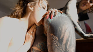 Лесбийки с малки цици в готически стил, Еден Айви, Анускатц и Лили Лу, получаващи член от задник в уста