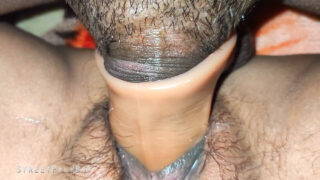 Ein riesiger Schwanz dringt in die enge Vagina und den Po einer asiatischen Teenagerin ein, ihre kleinen Brüste wippen.