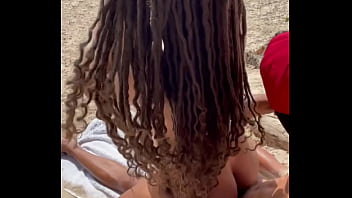USANDO AMIGA PARA ALIVIAR O ESTRESSE FUDENDO NA PRAIA