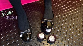 (Food crush ASMR) cupcakes vs black ballet flats