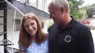 Allison Wyte memberikan blowjob yang berantakan sebelum Dick Nasty menghantam pantatnya yang ketat