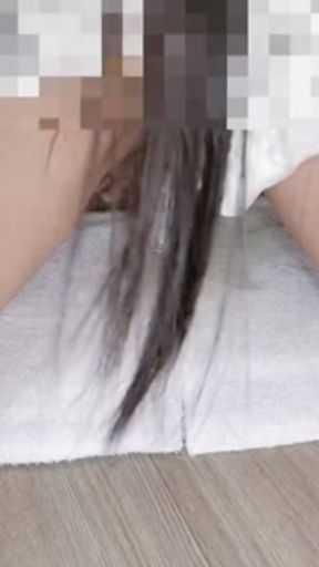【限界放尿】お酒全部飲めたらその中におしっこしていいよ♡　Japanese Girl Peeing Uncensored　素人 個人撮影 おしがま