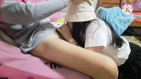 I give a blowjob to his delivery man, he loves it and cums in my mouth.