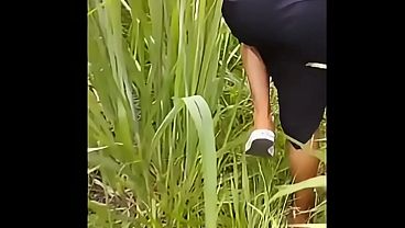 Comendo a vizinha de vestido em p&uacute_blico na avenida