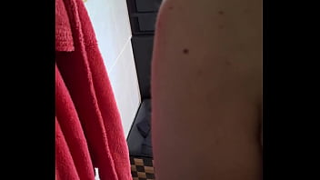 Faccio un pomipino al mio uomo che mi guarda mentre sono in bagno