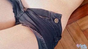 horny slut teen fingering her pussy