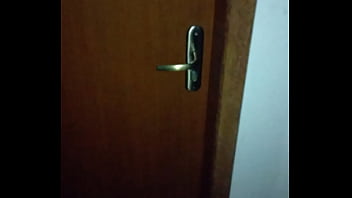 Oque o marido sente quando chega em casa e escuta isso na porta de seu quarto