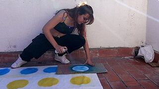 Resumen: Jugando al twister casero