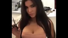 Gostosa Cortando a Roupa