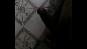 Punheta e gozada antes do banho