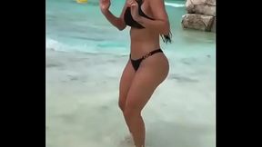 Morena gostosa dan&ccedil_ando na praia