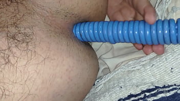 joven gay se mete dildo casero