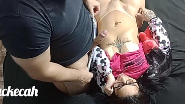 Marido colocou uma câmera escondida e pegou a esposa no flagra fodendo com amante, a safada tirou a camisinha pra sentir pele na pele