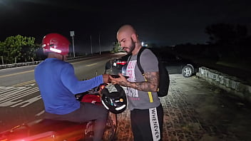Alisei O motouber &eacute_ chamei para um sexo no mato e apareceu mais 2 homem levei leite deles