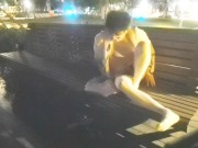 混雑した公園で自慰行為をしている白いストッキングのかわいい男の子