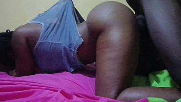 Viens à la maison s'il mes parents sont en voyage et je veux sentir ta grosse bite dans sur mon clitoris