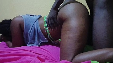 Viens à la maison s'il mes parents sont en voyage et je veux sentir ta grosse bite dans sur mon clitoris