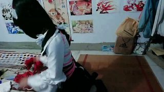 Słodka pokojówka cosplayerka praktykująca samobondage
