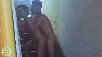 Dois quebrada pauzudo fudendo no escad&atilde_o da favela