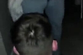 年轻的业余少女在情侣约会中被年长的肌肉男用大鸡巴无套性交