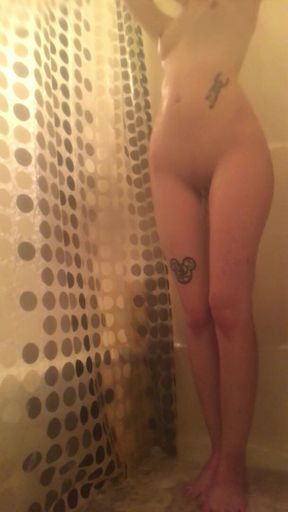 Amateur brunette goes for a shower