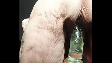 Oma neukt harige kut met dildo