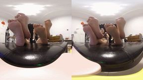 3DVR180 LINGLING CC shows her feet