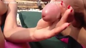 Une femme nudiste leche le sperme a la plage