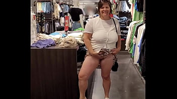 Sans culotte, jupe lev&eacute_e dans un magasin de v&ecirc_tements