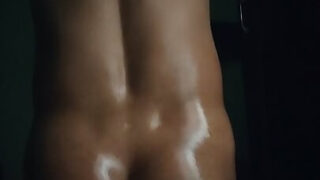 Genç Hintli eşcinsel fahişenin yağlanmış yuvarlak kalçaları, ofiste korunmasız cinsel ilişkiye giriyor (POV).